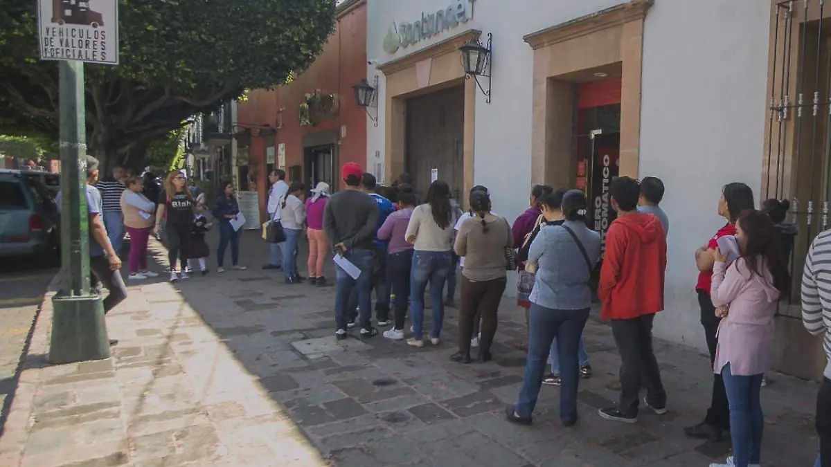 Recomiendan hacer transacciones bancarias por internet para evitar acudir a las sucursales.  Foto César Ortiz  El Sol de San Juan del Río